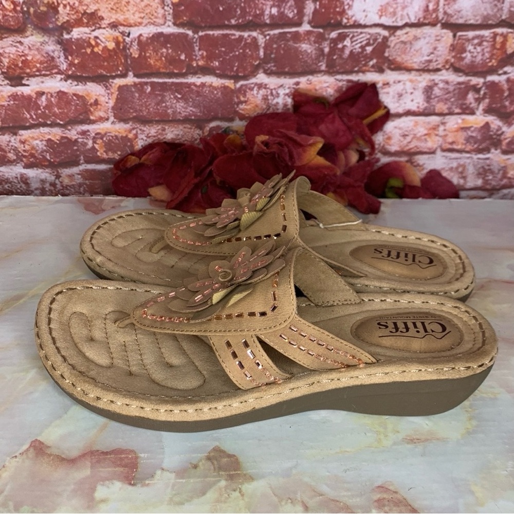 Cliff's by White Mountain Tan and Pink Beaded Floral Cupcake Comfort Wed… - Picture 2 of 13